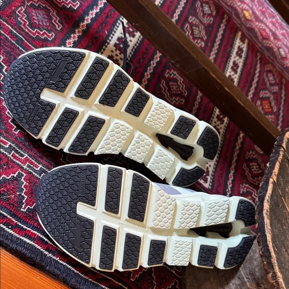 On Cloud Women’s Shoes unused  - Light Gray and Mint - Picture 3 of 4